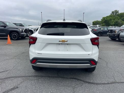 Used 2025 Chevrolet Trax LT w/ LT Convenience Package FWD image 4
