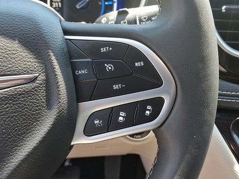 Used 2023 Chrysler Pacifica Touring-L FWD image 22