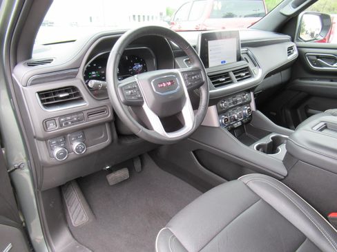 Used 2024 GMC Yukon XL SLT w/ SLT Premium Package AWD/4WD image 15
