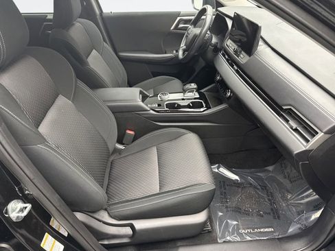 Used 2025 Mitsubishi Outlander ES image 18