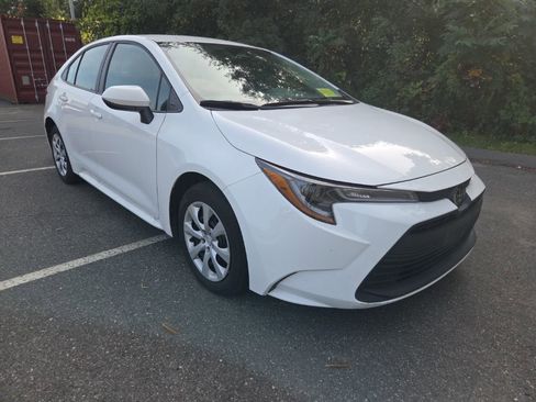 Used 2024 Toyota Corolla LE image 2