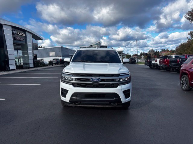 Used 2024 Ford Expedition XLT AWD/4WD image 3