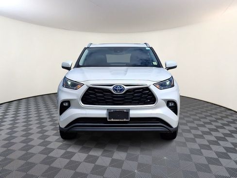 Certified 2022 Toyota Highlander XLE AWD/4WD image 3