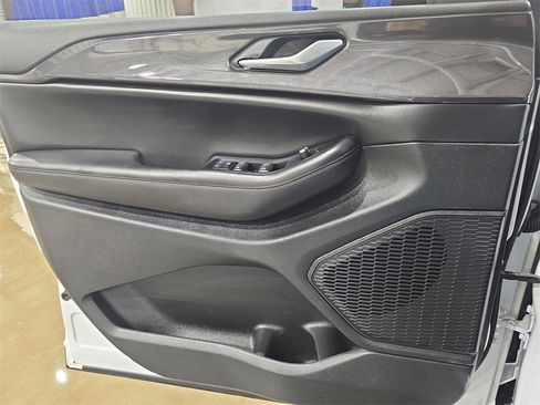 Used 2023 Jeep Grand Cherokee Altitude image 28