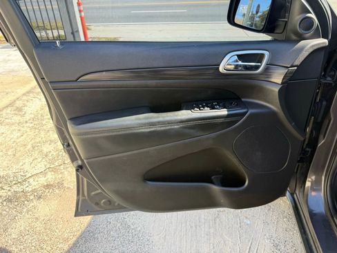 Used 2019 Jeep Grand Cherokee Laredo w/ Laredo X Package image 15