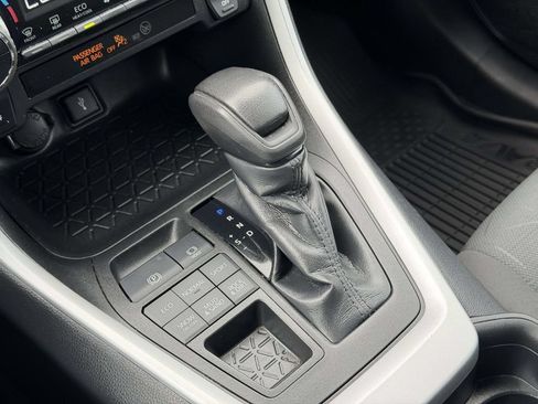 Used 2021 Toyota RAV4 XLE AWD/4WD image 6