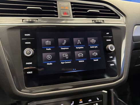 Used 2023 Volkswagen Tiguan SE w/ Panoramic Sunroof Package FWD image 19