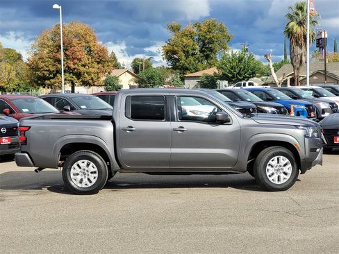 Used 2023 Nissan Frontier SV image 4