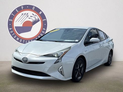 Used 2017 Toyota Prius Three Touring FWD image 2