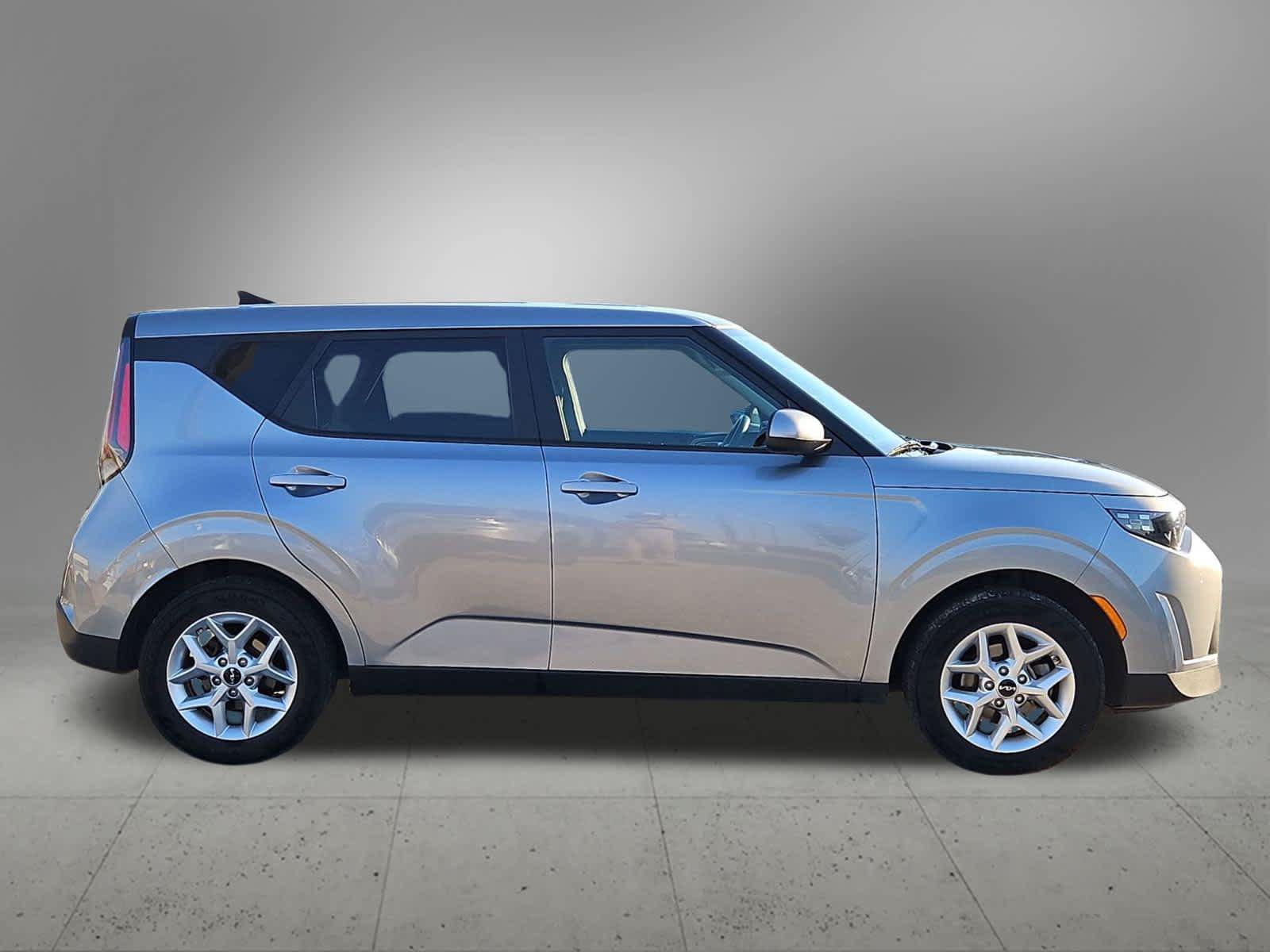 Used 2024 Kia Soul LX w/ Option Group 015 FWD image 7