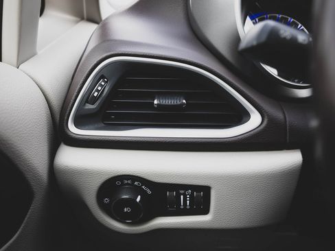 Used 2019 Chrysler Pacifica Touring-L w/ Advanced Safetytec Group image 12