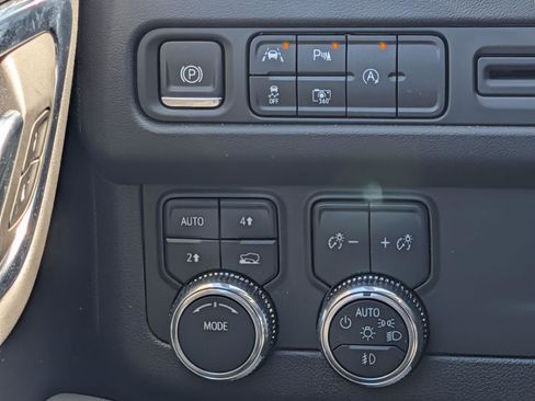 Used 2023 GMC Yukon SLT w/ SLT Luxury Package AWD/4WD image 16