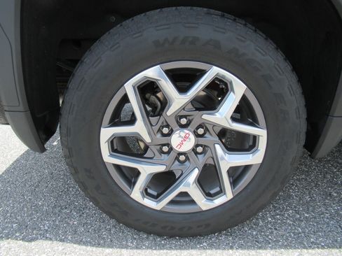Used 2024 GMC Sierra 1500 SLT AWD/4WD image 8