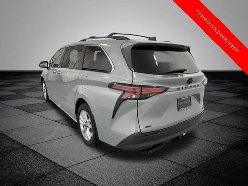 Used 2022 Toyota Sienna XLE Woodland Edition image 4