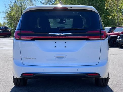 Used 2024 Chrysler Pacifica Touring-L FWD image 41