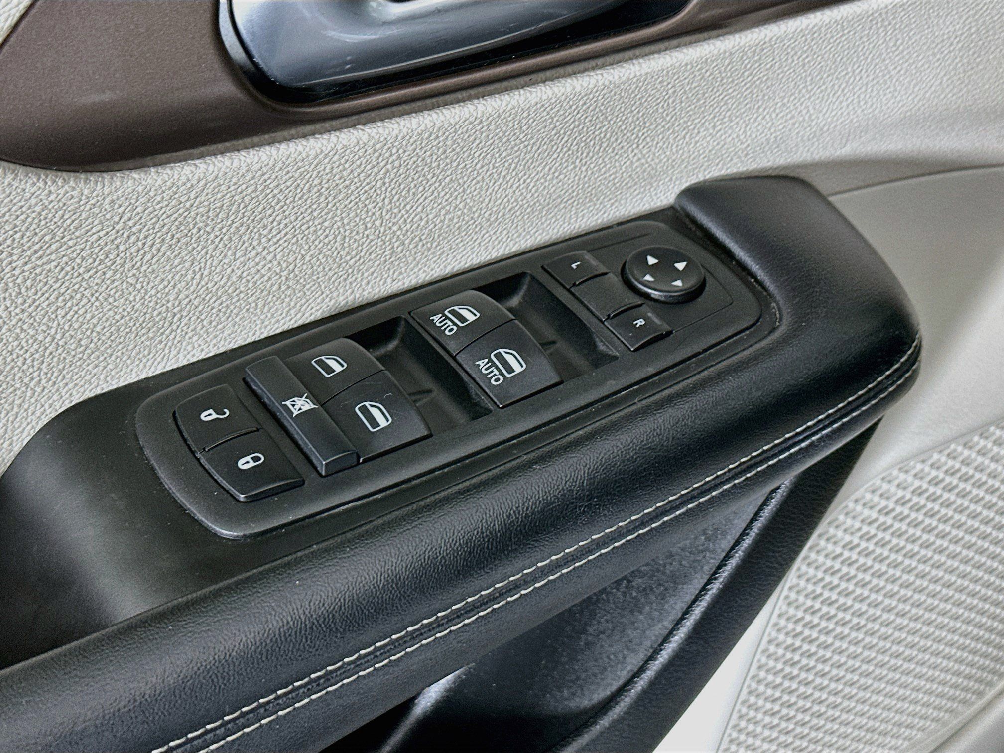 Used 2023 Chrysler Voyager LX FWD image 15