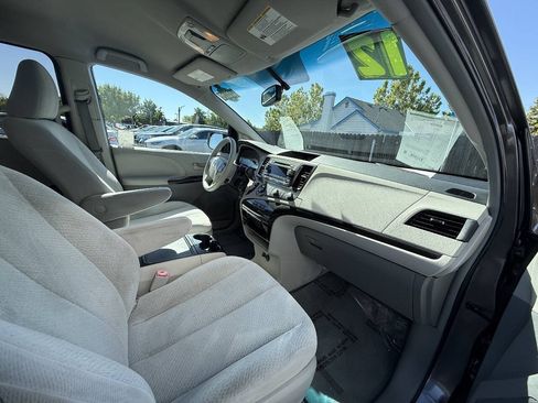 Used 2012 Toyota Sienna LE w/ Towing Pkg FWD image 13