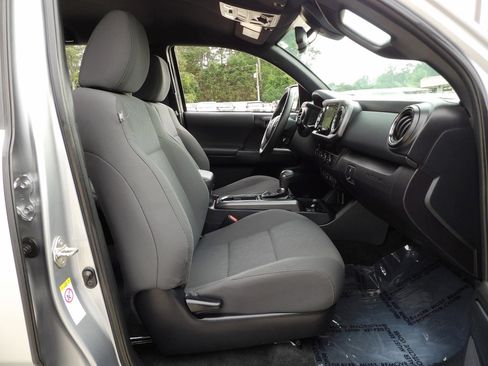 Used 2018 Toyota Tacoma TRD Off-Road image 15