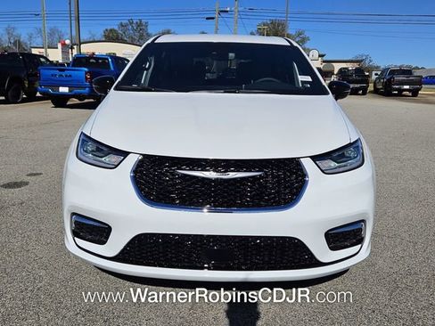 New 2026 Chrysler Pacifica Select image 2