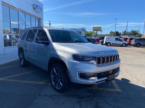 Used 2023 Jeep Wagoneer Series III w/ Premium Group I AWD/4WD image 7