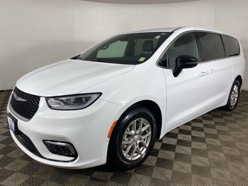 Used 2026 Chrysler Pacifica Select image 24