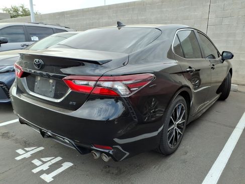 Used 2022 Toyota Camry SE FWD image 3