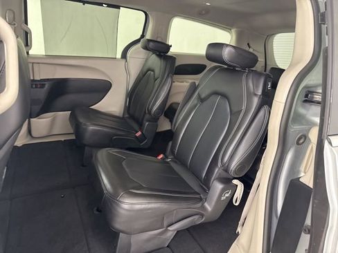 Used 2024 Chrysler Pacifica Touring-L image 26