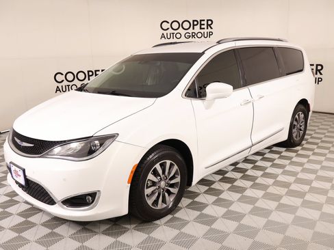 Used 2020 Chrysler Pacifica Touring-L Plus w/ Advanced Safetytec Group FWD image 9