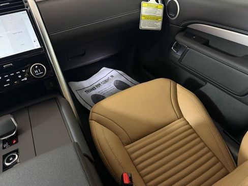 New 2026 Land Rover Discovery Dynamic SE image 23