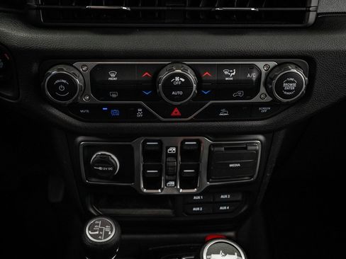 Used 2024 Jeep Wrangler Unlimited image 36