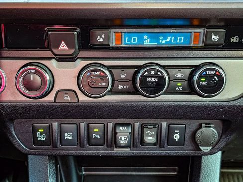 Used 2018 Toyota Tacoma TRD Off-Road AWD/4WD image 20