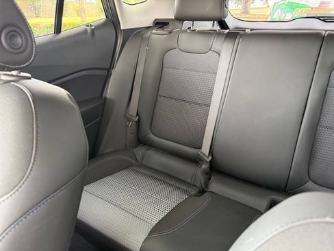 Used 2025 Chevrolet Trax LT FWD image 39