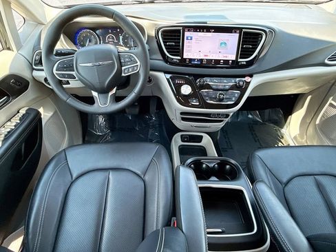 Used 2024 Chrysler Pacifica Touring-L FWD image 16