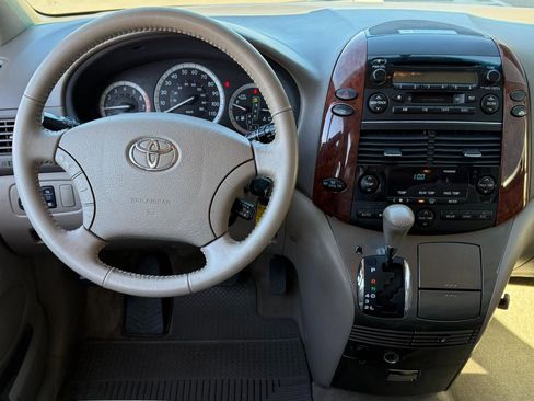 Used 2005 Toyota Sienna XLE FWD image 10