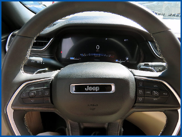 Used 2023 Jeep Grand Cherokee Limited AWD/4WD image 16