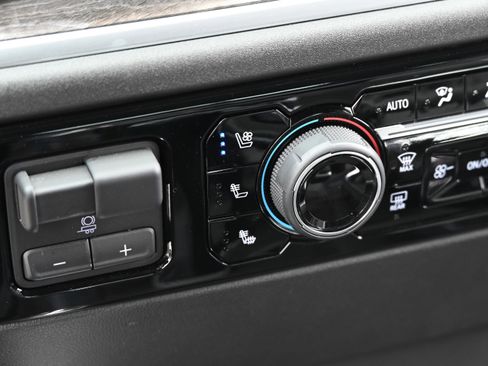 Used 2025 Chevrolet Silverado 1500 LTZ image 40