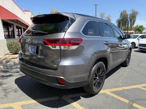 Used 2019 Toyota Highlander SE FWD image 3