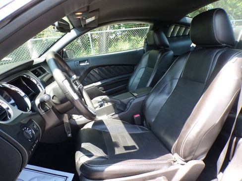 Used 2010 Ford Mustang GT RWD image 13