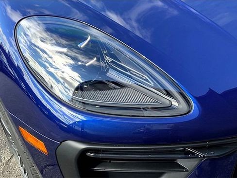 Certified 2026 Porsche Macan AWD/4WD image 18