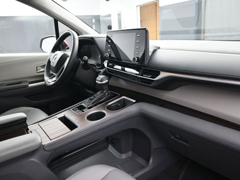 Used 2021 Toyota Sienna XLE image 29