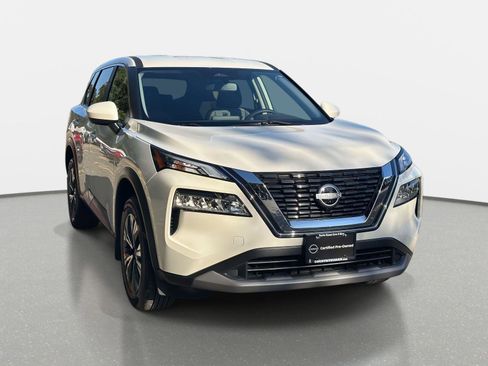 Used 2023 Nissan Rogue SV image 3