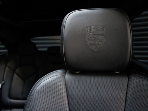 Used 2025 Porsche Macan AWD/4WD image 15