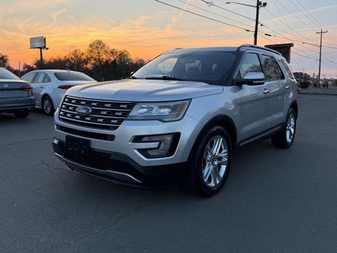 Used 2017 Ford Explorer Limited image 3