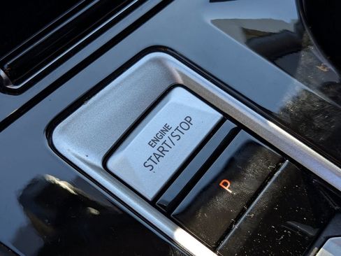 Used 2025 Volkswagen Atlas SE w/ Panoramic Sunroof Package image 15