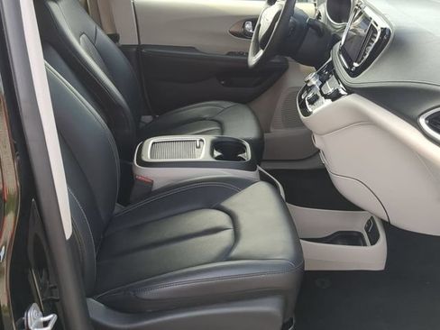 Used 2024 Chrysler Pacifica Limited FWD image 20