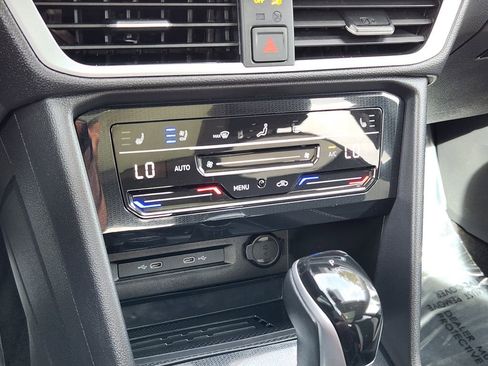 Certified 2025 Volkswagen Taos SEL AWD/4WD image 15