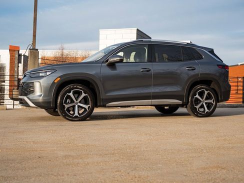 Used 2025 Volkswagen Tiguan SE image 3