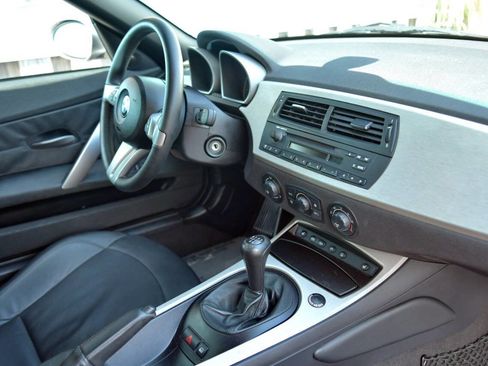 Used 2005 BMW Z4 2.5i image 31
