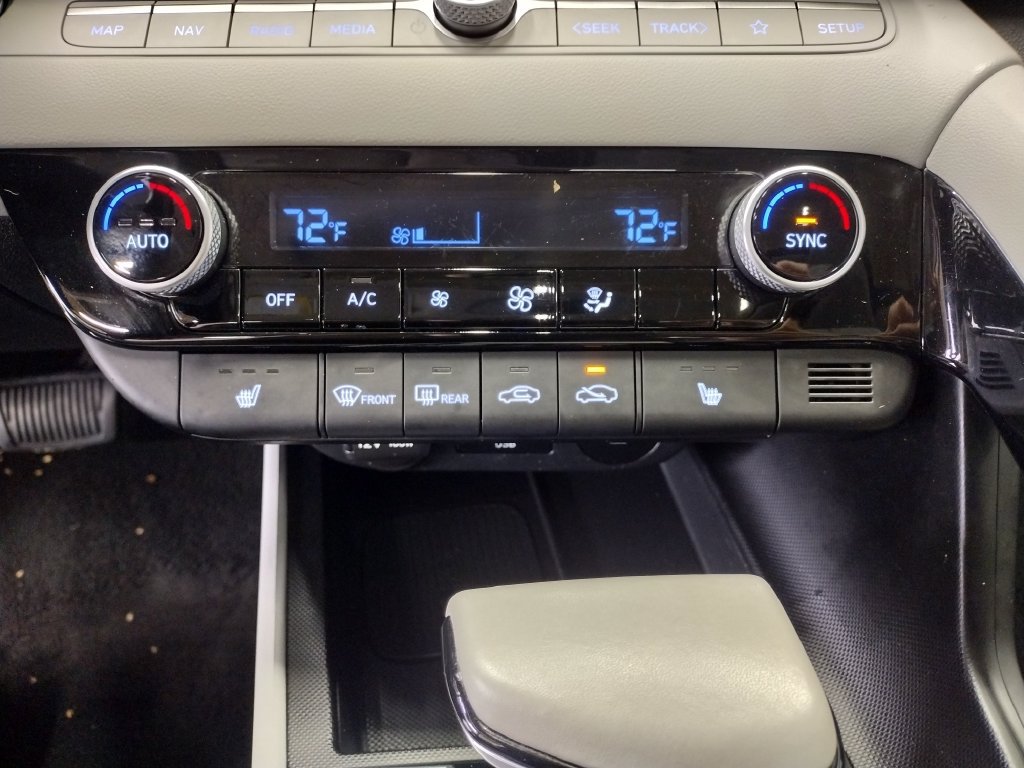 Certified 2024 Hyundai Elantra Limited FWD image 29