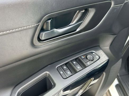 Used 2025 Nissan Pathfinder SV FWD image 19
